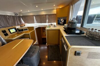 Lagoon 400 2010 - Image 4